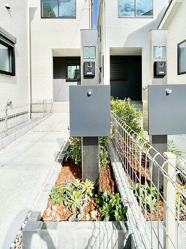 シンプルデザインのポスト。