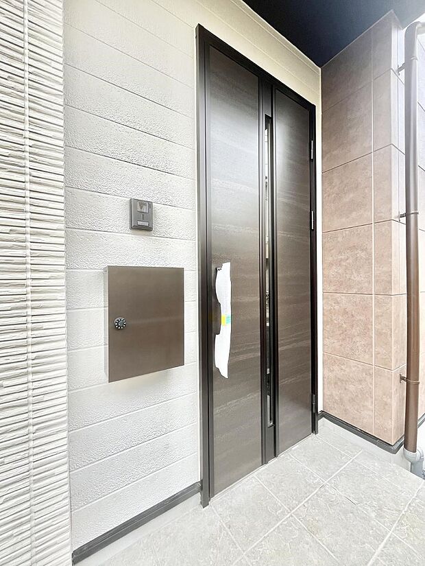 玄関前は屋根付きで雨が降っていても濡れにくいです。