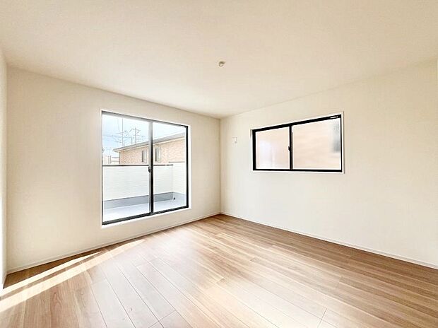 バルコニーが開放感をプラスしてくれる洋室