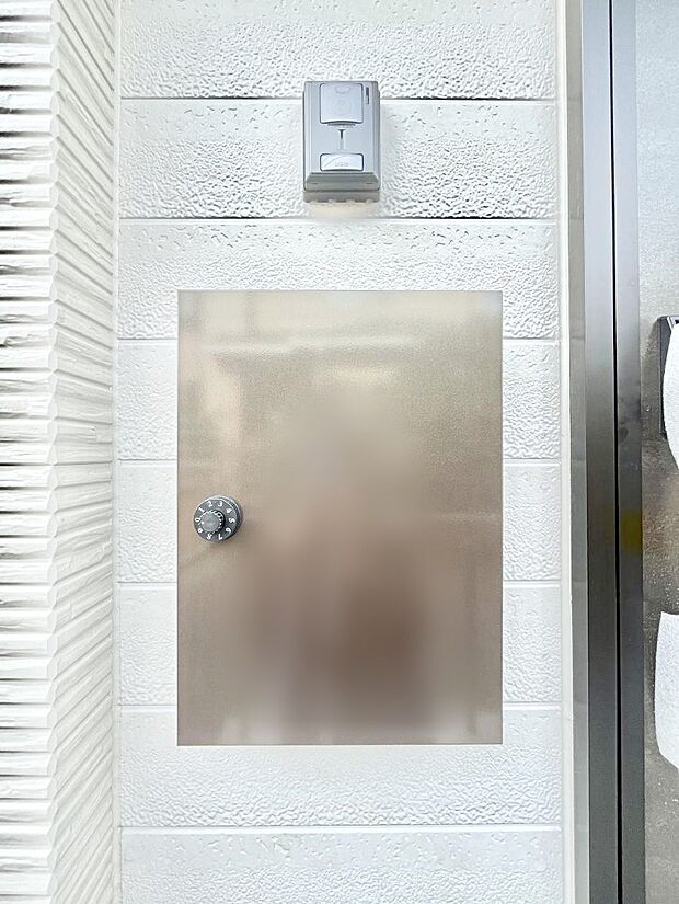 シンプルデザインのポスト。