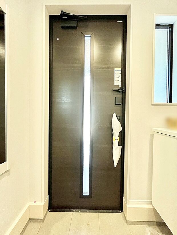 ガラススリットの入った玄関ドアが室内に光を届けてくれます