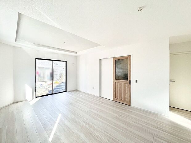 明るい陽光が注ぎ、寛ぎの雰囲気に満たされるリビングダイニング