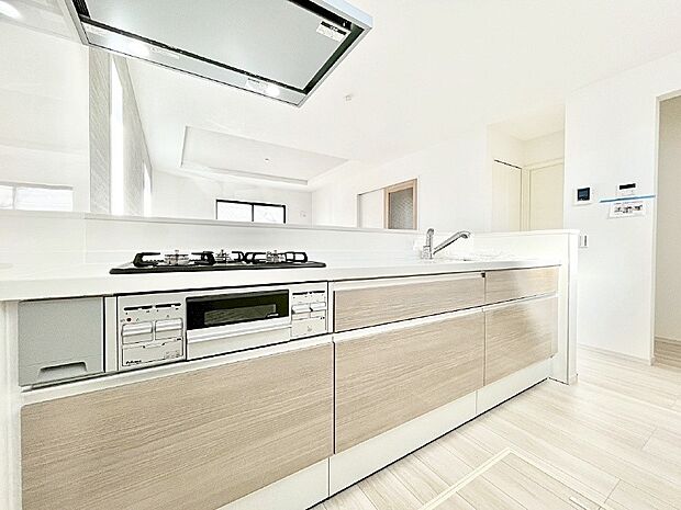 カウンター越しに楽しいおしゃべり。いつものお料理がもっと美味しくなりそうですね。