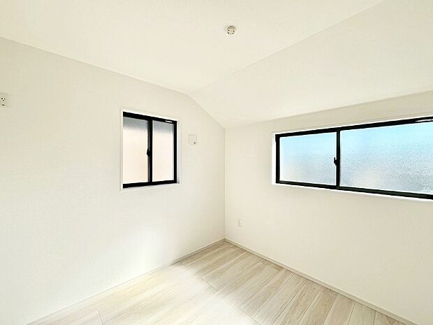 2面採光で気持ちよく自然光が取り入れられるのでお子様のお部屋にもピッタリ