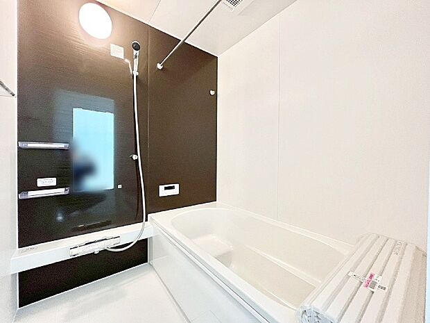 落ち着きのあるダークカラーを基調にしたバスルームで1日の疲れをリフレッシュ！