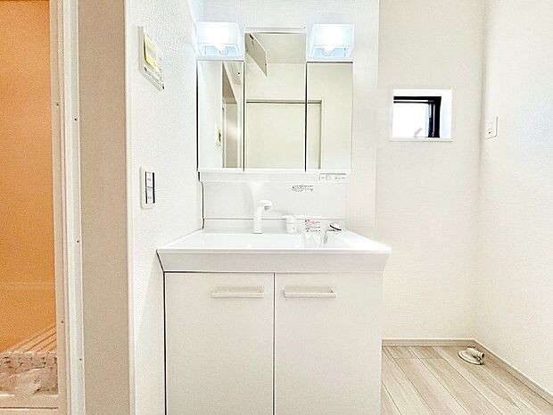 三面鏡の裏に、化粧品や衛生用品などを収納可能。洗面台をすっきりと保ちます！