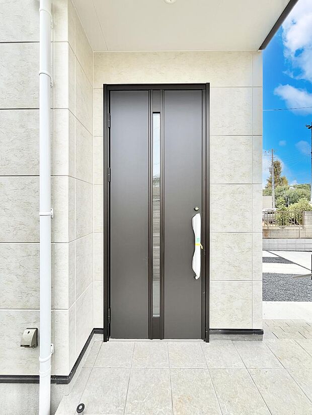 玄関前は雨が降っても濡れにくい屋根付き