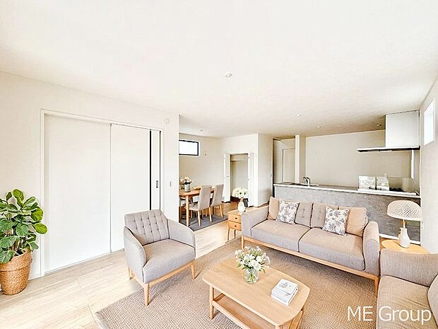 ご家族の賑やかな話し声で包まれる明るいリビング ※家具はCGです