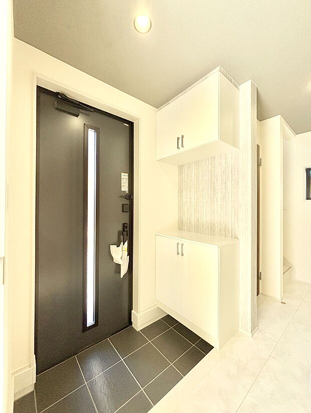 明るい玄関はお客様をお出迎えするのにぴったりです！ 