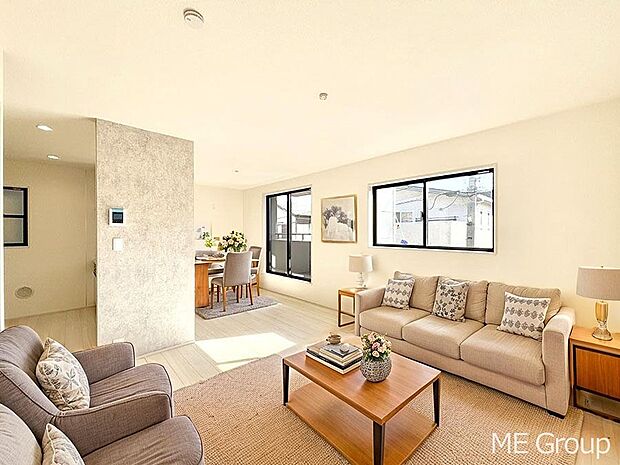 ご家族の賑やかな話し声で包まれる明るいリビング ※家具はCGです