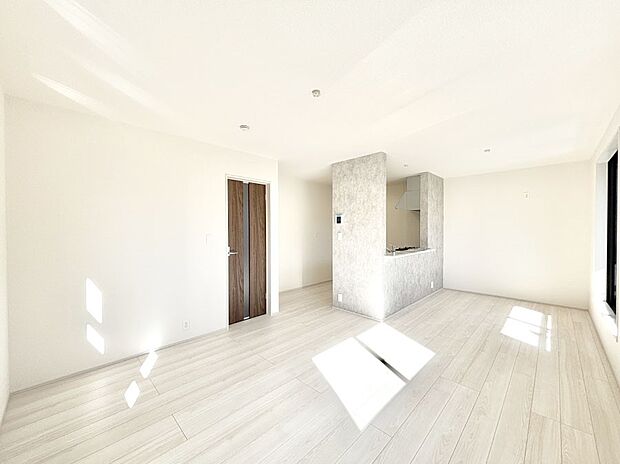 落ち着いた雰囲気のLDKは家族みんなの快適空間