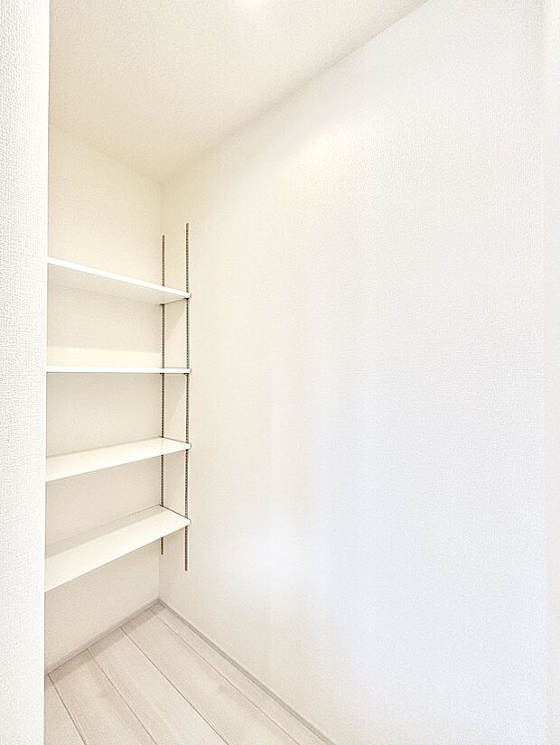 キッチンにはパントリー！食材のストックはもちろん、日用品の収納など使い方はいろいろ！