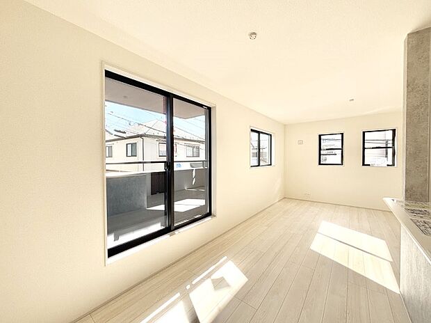 明るい陽光が注ぎ、寛ぎの雰囲気に満たされるダイニング。   