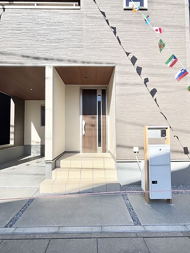 大切な家族、来客を出迎える玄関。玄関前は屋根付きで雨が降っていても濡れにくいです。 