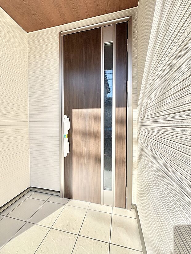 住まいの顔を演出する、玄関ドア。 