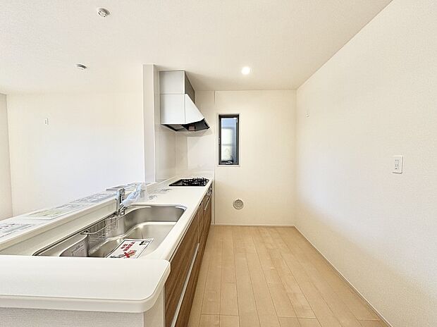 爽やかな風が通り抜けるキッチン。窓があるので明るく換気にも役立ちます。