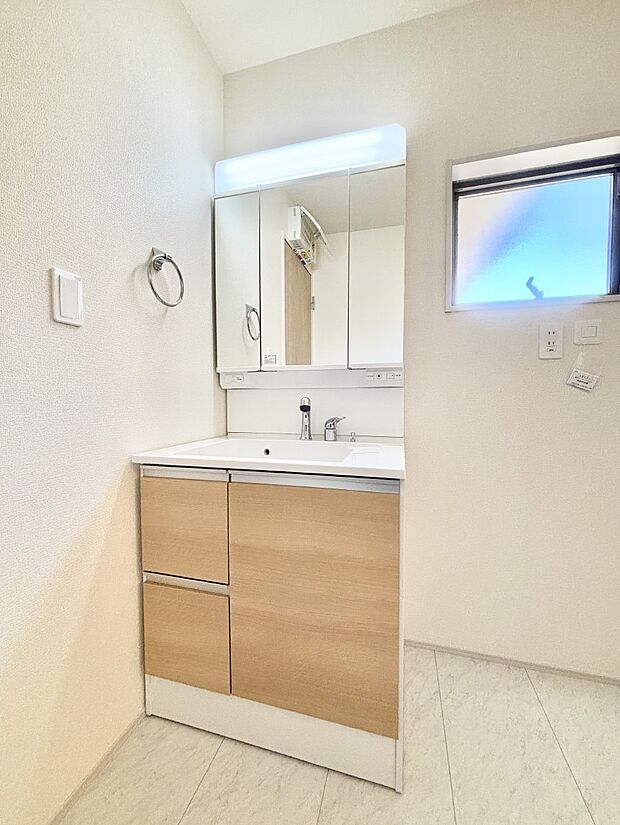 大きく見やすい三面鏡で清潔感ある洗面台は、身だしなみチェックや肌のお手入れにおすすめです。 