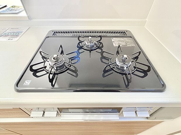 ガスコンロはＳｉセンサー搭載。火力調節や焦げ付き・消し忘れも防いでくれます。