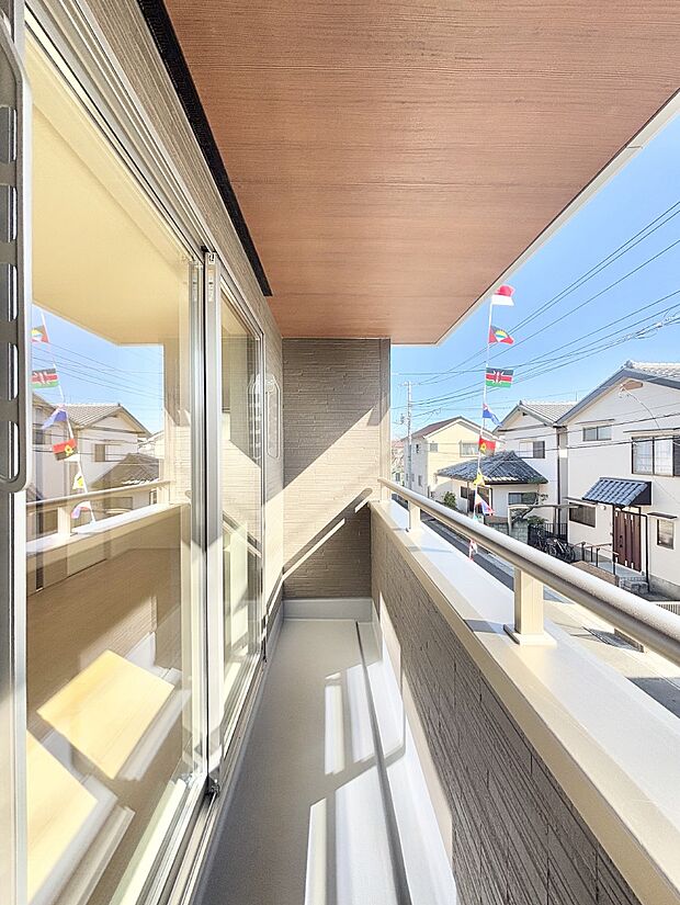 南向きのバルコニー!ご家族の洗濯物はもちろん、お布団もたっぷり干せます!