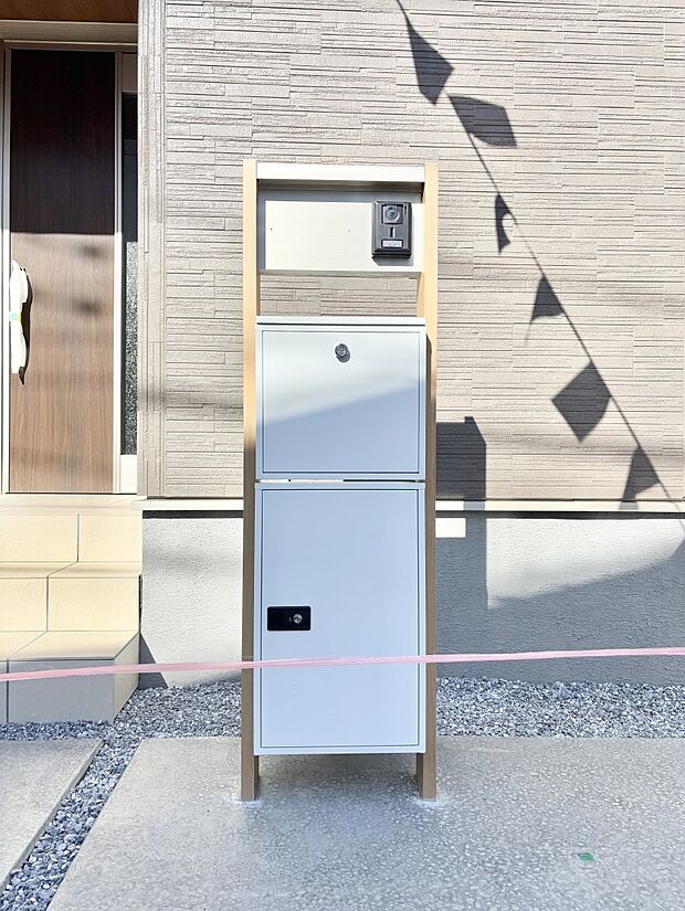 表札・インターホン・ポスト・宅配ＢＯＸをひとつに集約。エントランスになじむシンプルデザイン。