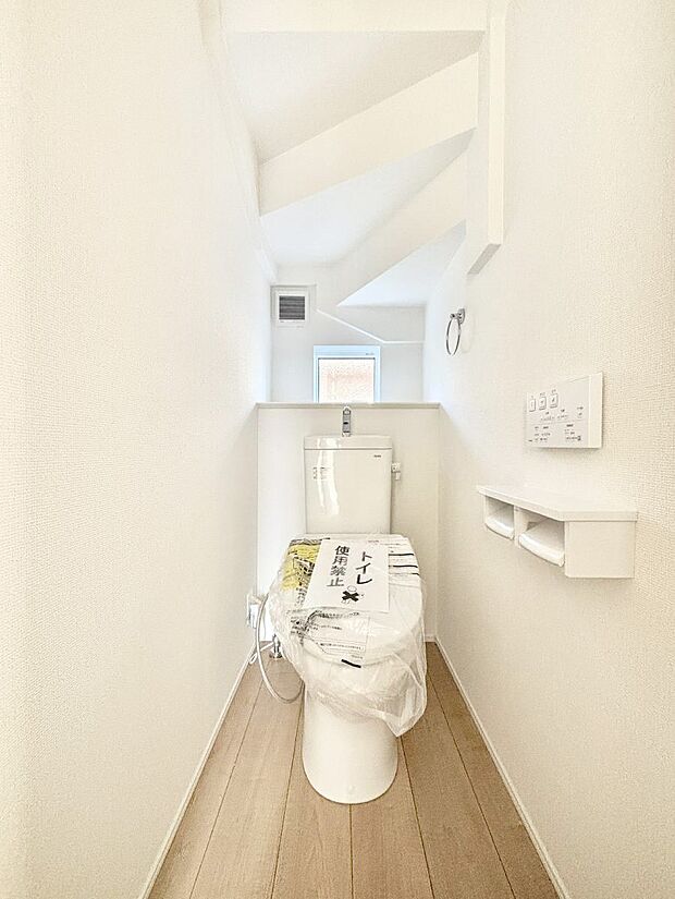 明るく清潔感のあるトイレです。