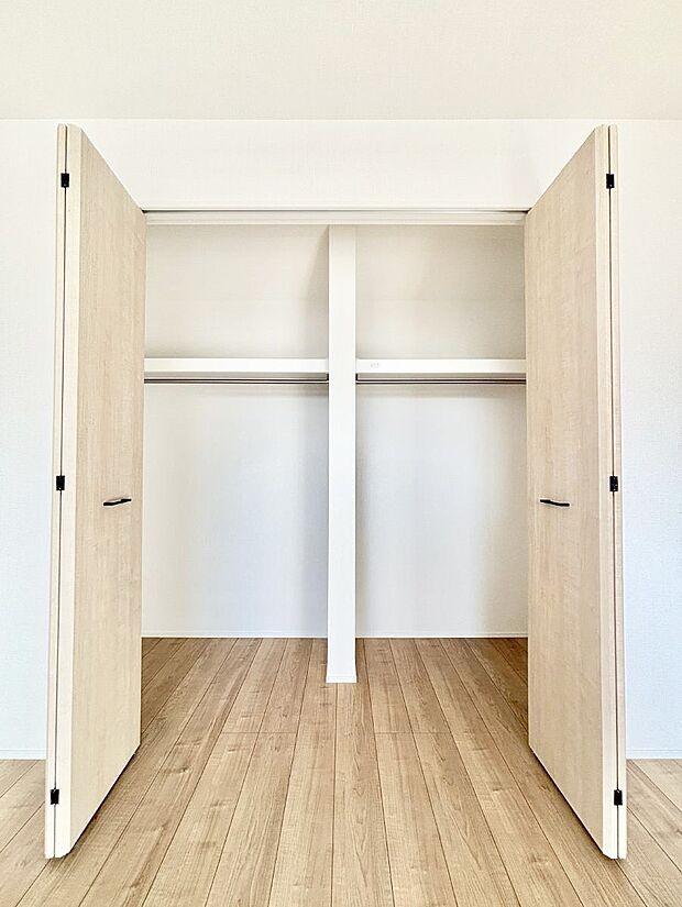 洋室のクローゼット。奥行きがあるので厚手の衣類もすっきり収まります。