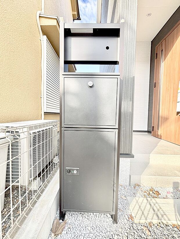 シンプルデザインのポスト。