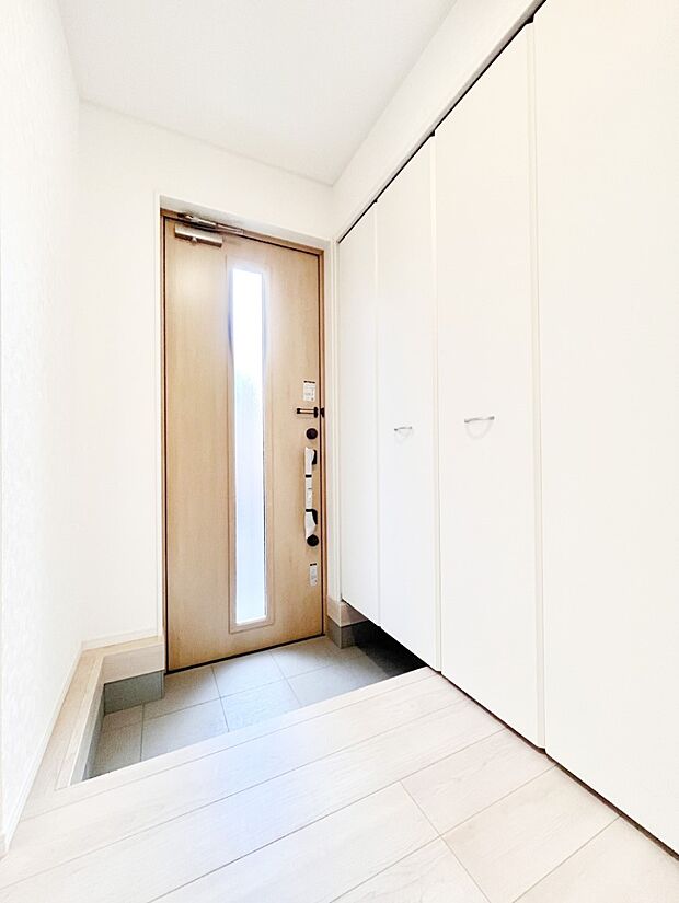 ご家族やお客様を気持ちよくお出迎え!明るい陽光が入り込む玄関。