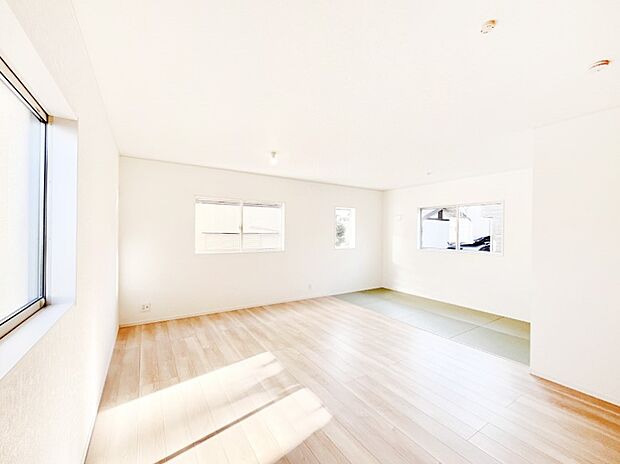 明るい陽光が注ぎ、寛ぎの雰囲気に満たされるリビングダイニング