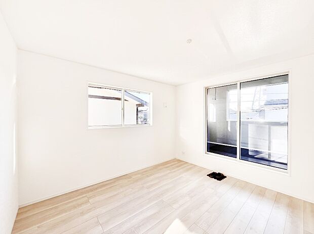 バルコニーが明るさと開放感を演出！朝スッキリと目覚められそうですね。