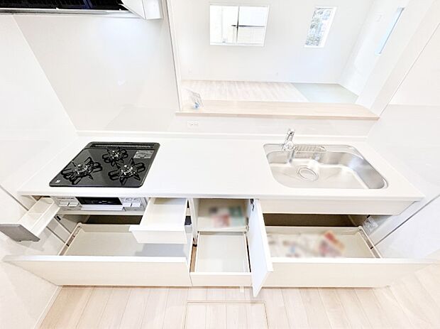 収納スペースもたっぷり！広々とした作業スペースで家事もラクラク！ 