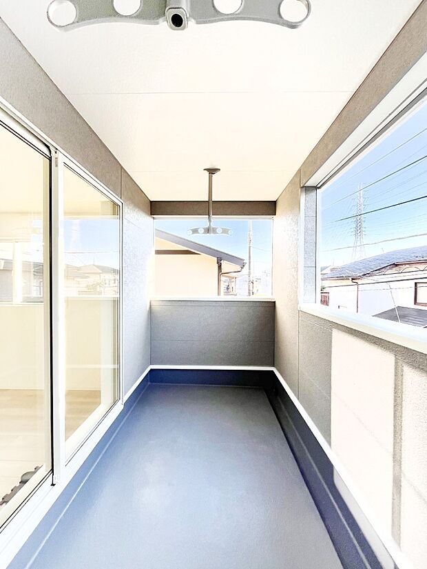 急な雨も安心!奥行たっぷりなインナーバルコニーで毎日のお洗濯もラクラク快適。