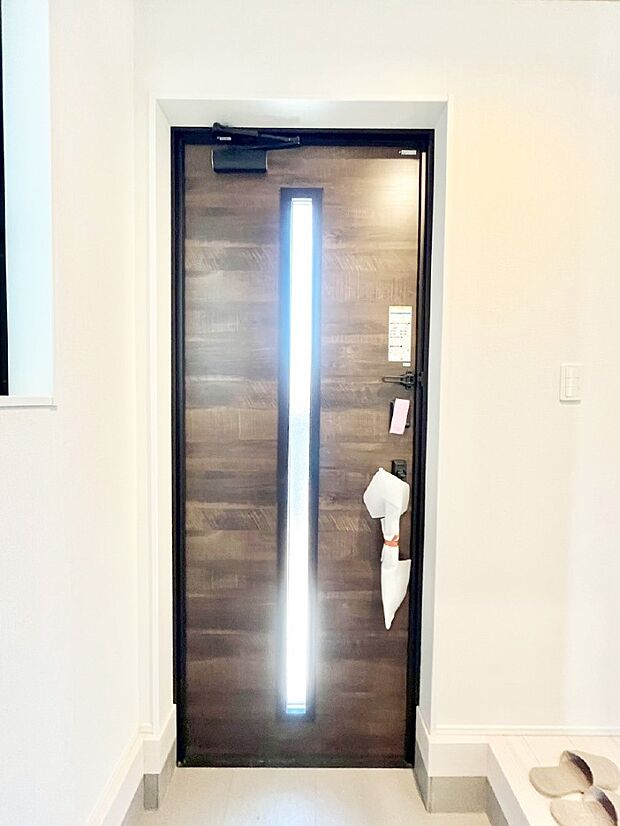 ご家族やお客様を気持ちよくお出迎え！明るい陽光が入り込む玄関。