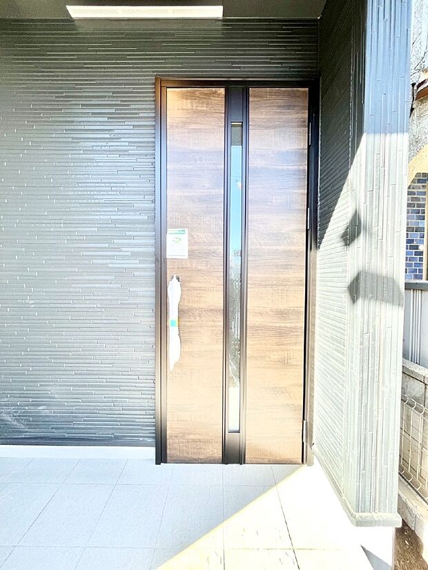 シンプルで落ち着いた雰囲気の玄関でご家族やお客様をお出迎え！
