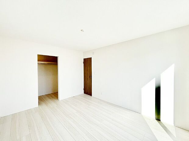 大容量の収納力が嬉しいWIC付きのお部屋でゆったりリラックスタイムが過ごせます！