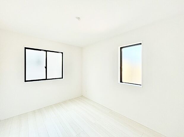 2面採光の洋室。窓から入り込む陽光がお部屋全体を優しく包み込みます！