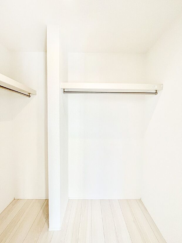 衣類をハンガーに掛けたまま収納できるWIC。衣類の整理整頓がしやすくて便利です！