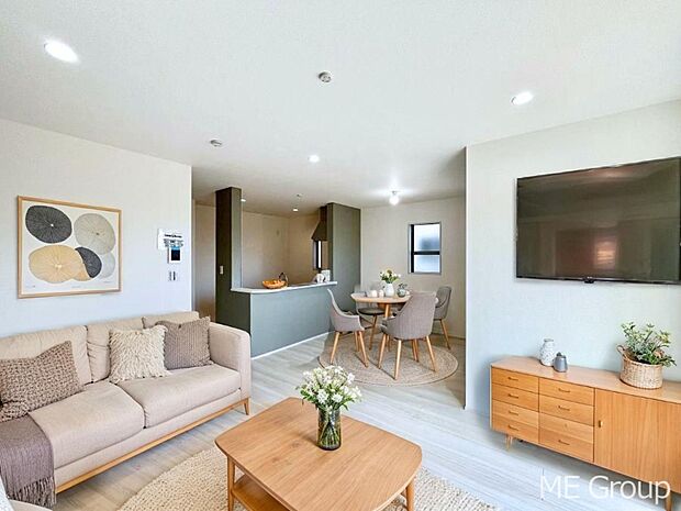 ご家族の賑やかな話し声で包まれる明るいリビング  ※家具はCGです