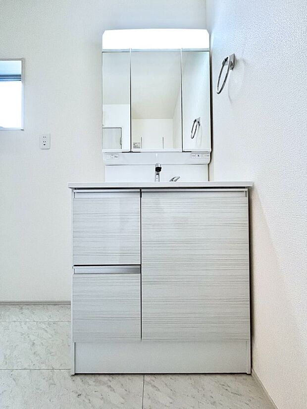 大きく見やすい三面鏡で清潔感ある洗面台は、身だしなみチェックや肌のお手入れにおすすめです。 