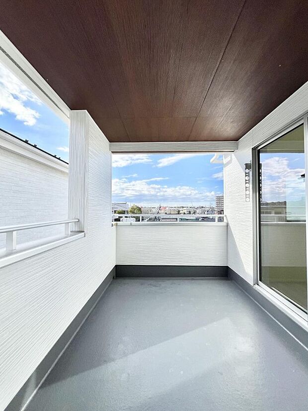インナーバルコニーなので雨でも洗濯物を干す事が出来て、風通しがあるので乾きが良く、物干しスペースとして重宝します。 