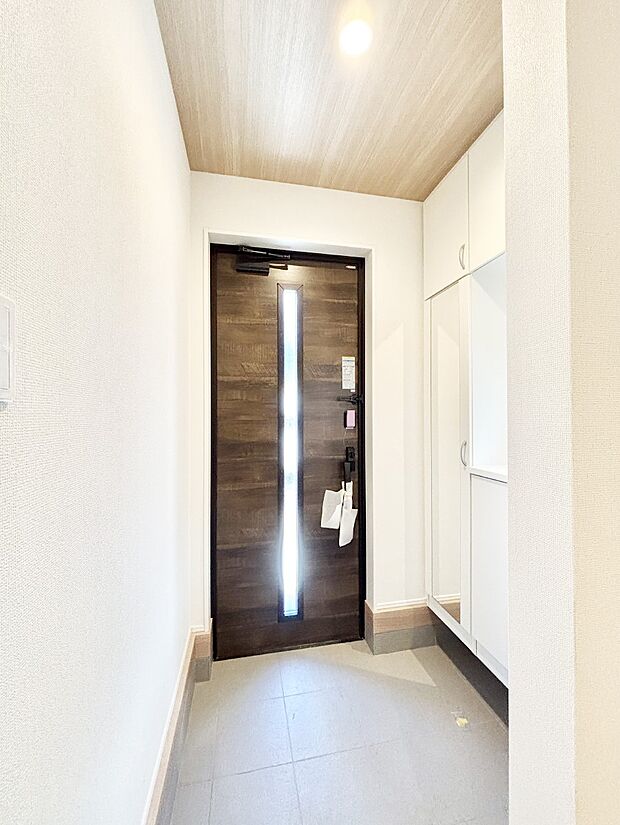 ガラススリットの入った玄関ドアが室内に光を届けてくれます