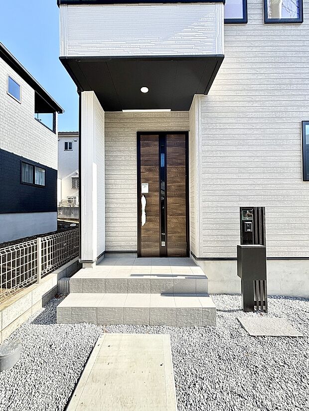 玄関前は雨が降っても濡れにくい屋根付き