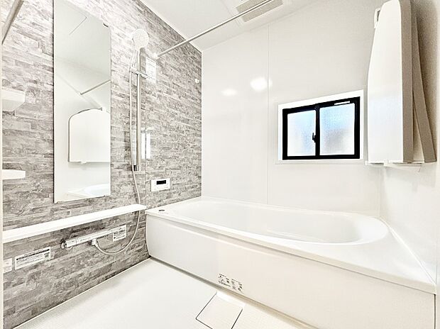 一日の疲れを癒してくれる明るい清潔感のあるバスルーム