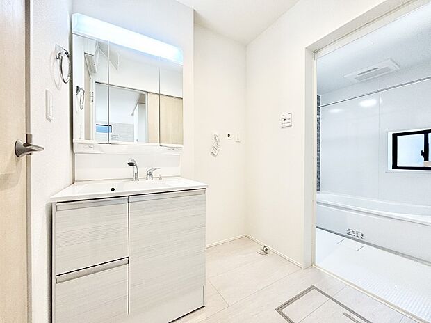 清潔感ある洗面化粧室で朝の身支度も快適