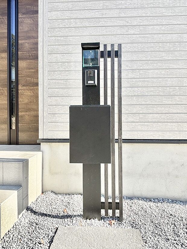 シンプルなデザインのポスト