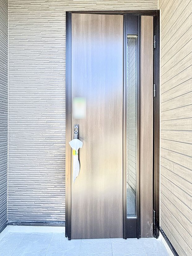 玄関前は雨が降っても濡れにくい屋根付き