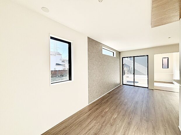 大きな窓からたっぷりの陽光と風を感じられるリビング