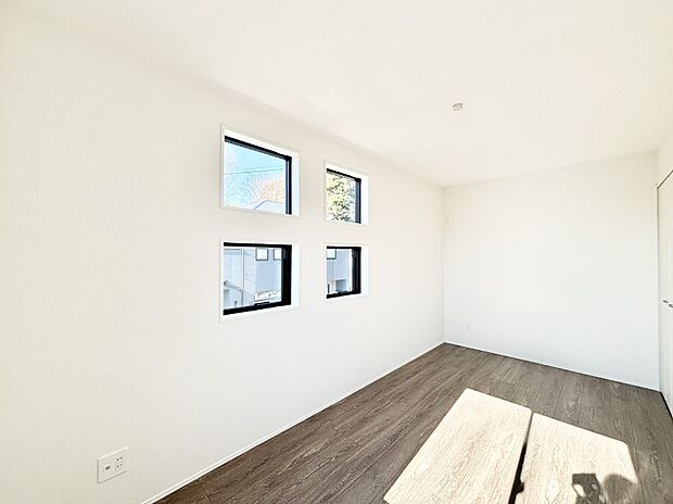 窓からのやさしい光が心地よいプライベートルーム