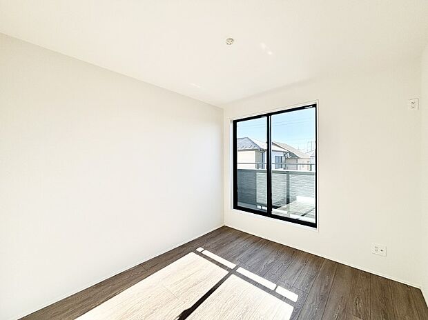 バルコニーが開放感をプラスしてくれる洋室