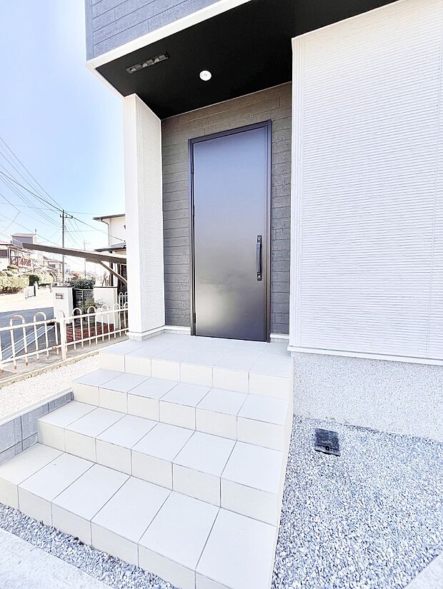 玄関前は雨が降っても濡れにくい屋根付き